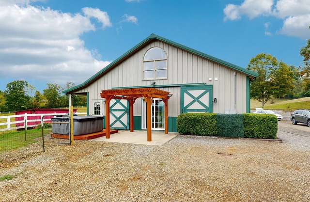 Charming Dog-friendly Home with Mountain Views, Fill Kitchen & Hot tub