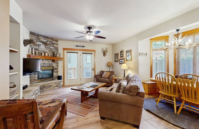 Charming Dog-Friendly Condo with Hot Tub - Walk to the Slopes