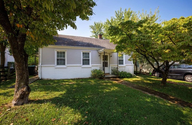 Charming Downtown Parkside Cottage