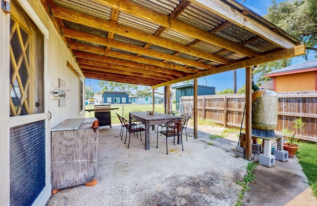 Charming duplex with fast WiFi 2 blocks from beach - snowbirds welcome