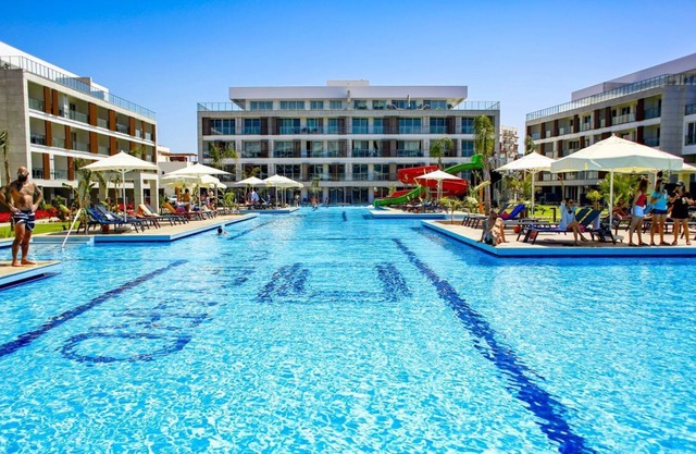 Charming Flat with Shared Pool Near Beach
