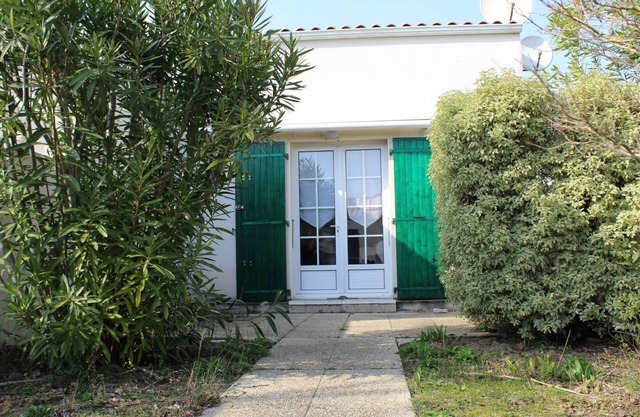 Charming Beach House in Saint-Georges-d'Oléron - 6 Guests, Private Terrace and Garden