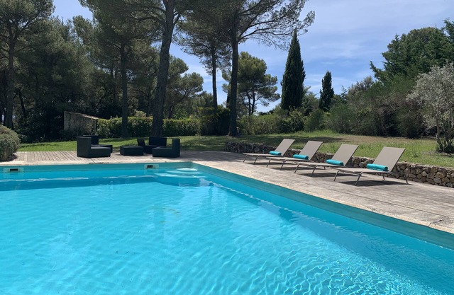 Charming property with tennis court and swimming pool in Provence