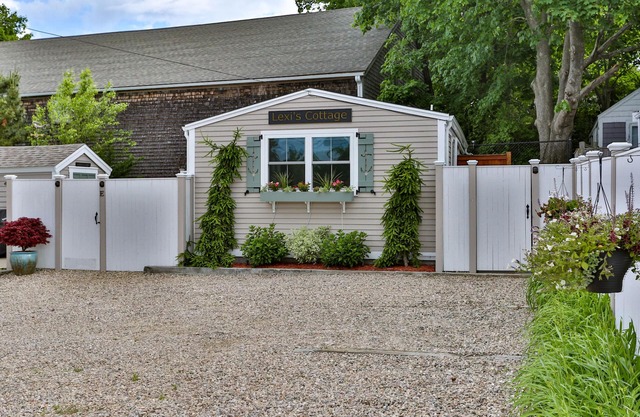 Charming Freestanding West End Cottage