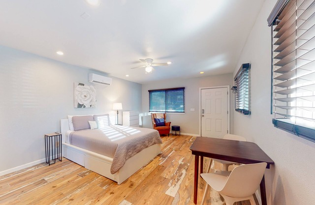 Charming getaway with a well-equipped kitchenette - walk to downtown, shopping