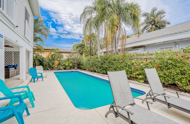 Charming getaway with a pool, WiFi, washer/dryers & two full kitchens