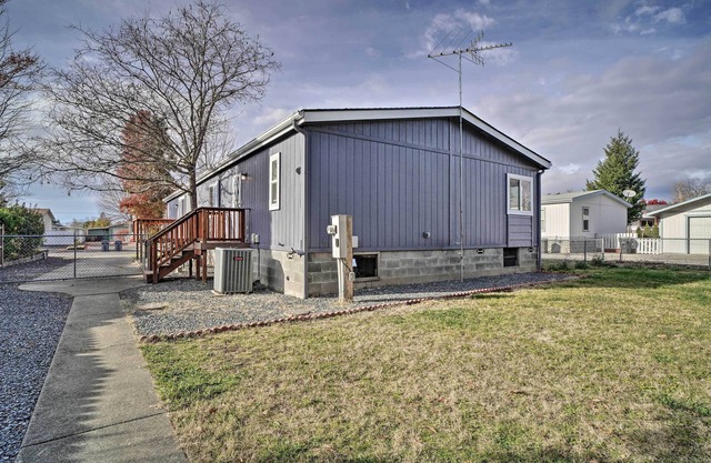 Charming Grants Pass Home w/Large Backyard!