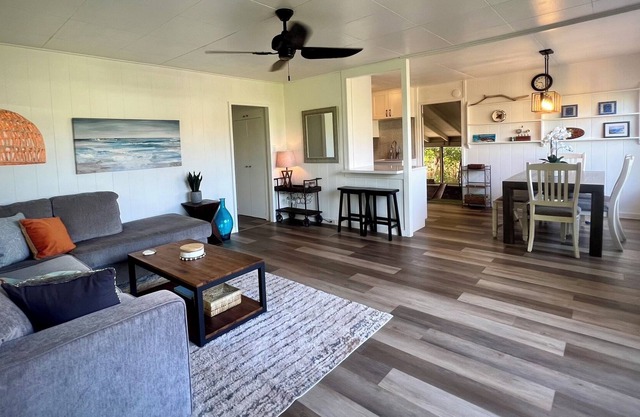 Charming Haleiwa Cottage Steps to Beautiful Beach