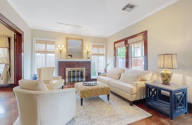 Charming, historical house w/WiFi, central AC, washer/dryer, pergola - Dogs OK
