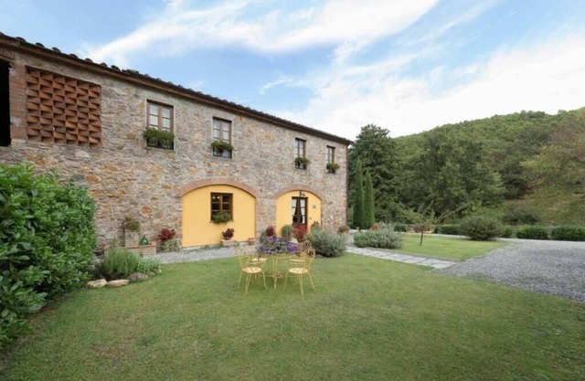 charming holiday home surrounded by greenery 5km from the walls of Lucca