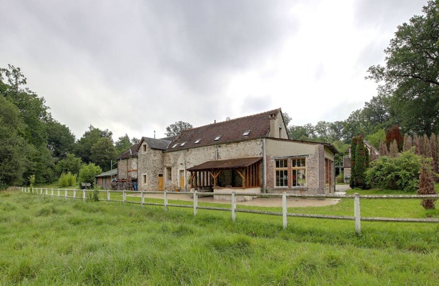 Charming Holiday Home in Raizeux near Forest