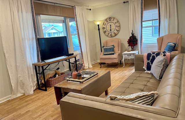 Charming Home ~ Expo-Centre ~ Near City Center ~ Fenced Yard