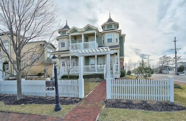 CHARMING HOME IN HEART OF BEACH HAVEN LBI!