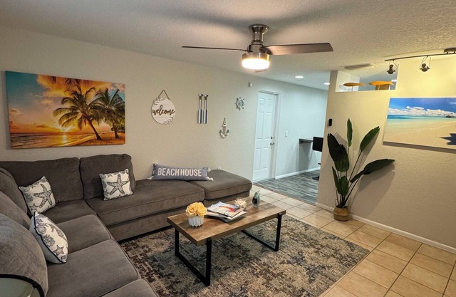 Charming home near Anna Maria Island with Jacuzzi