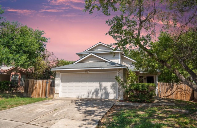 Charming Home Near Lake, not far from Riverwalk, Shopping & SA Attractions!