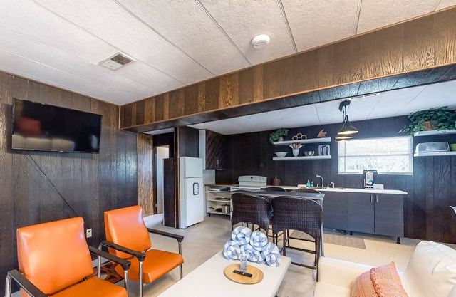 Charming home near the beach with retro vibe and high-speed WiFi - dogs welcome