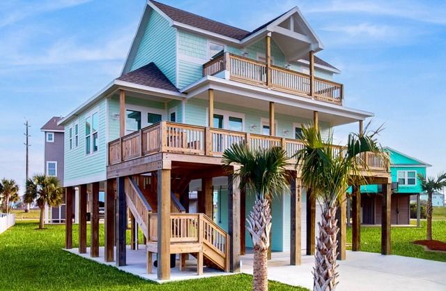 Charming home w/shared pool, nearby beach, & covered patio with bay views