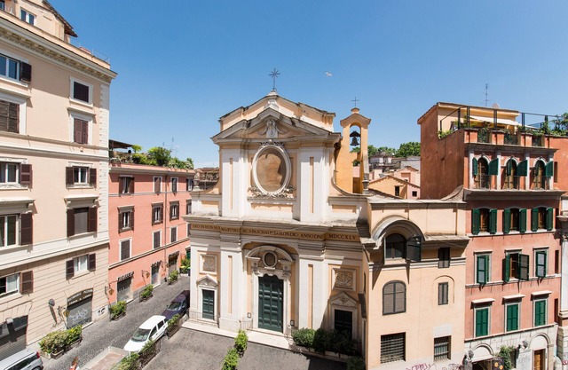 Charming house for 5 in Trastevere overlooking medieval church: 3 bathrooms, WiFi,AC