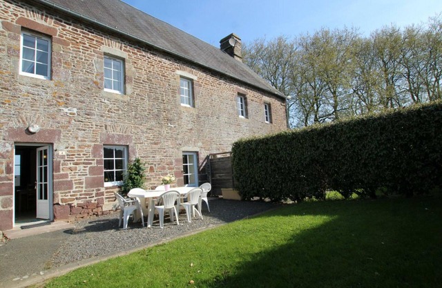 Charming house with fireplace in South Manche, pets allowed