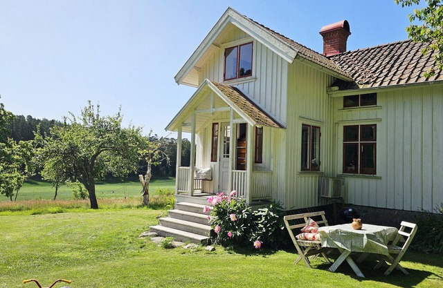 Charming house with kayaks, 300m from the sea on Orust | SE09139