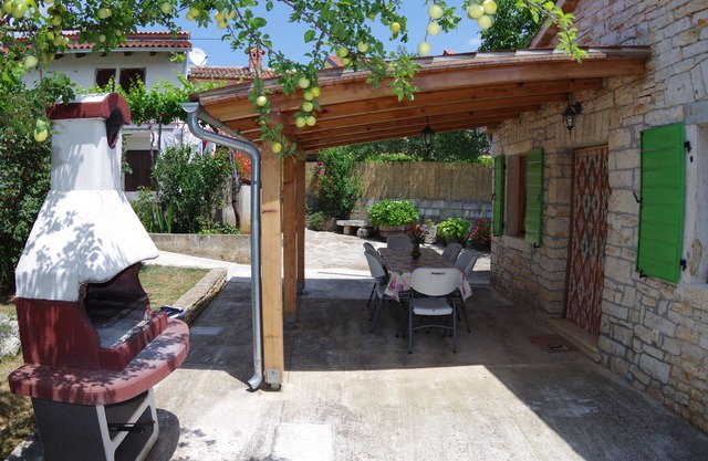 Charming house with private pool in village Sveti Kirin