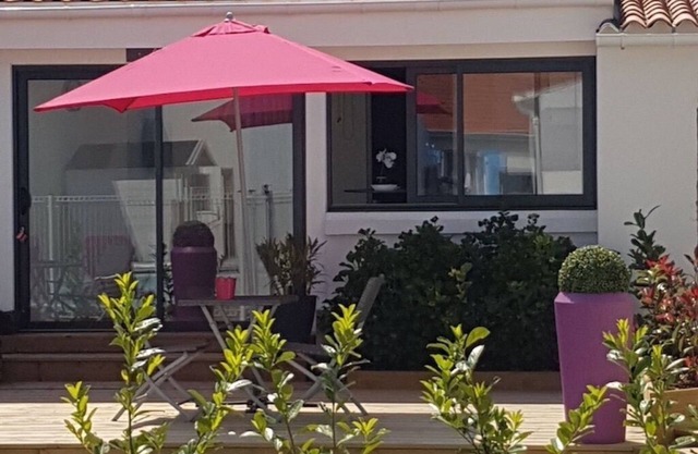 Charming independent apartment in enclosed garden with swimming pool - 2 people