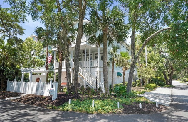 Charming Island Retreat Near the Ocean & Pier Village!