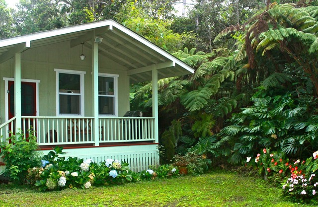 Charming Kaloko Mountain Cottage with hot tub - private,secluded and cozy!