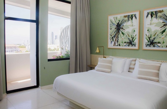 Charming king bedroom hotel in delightful Cartagena de Indias with WiFi, AC