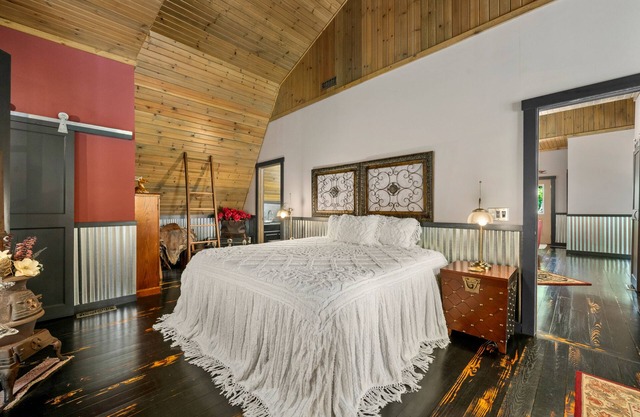 Charming Lake Loft, Beautiful Lake & Ravine View, Hot Tub, Kayaks,Sauna,King Bed