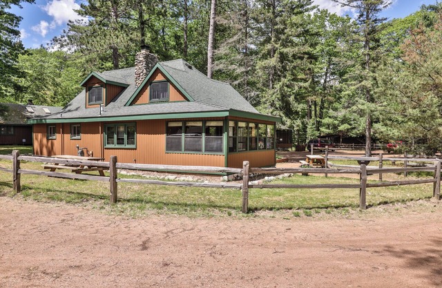 Charming large 4 bedroom cabin near the water