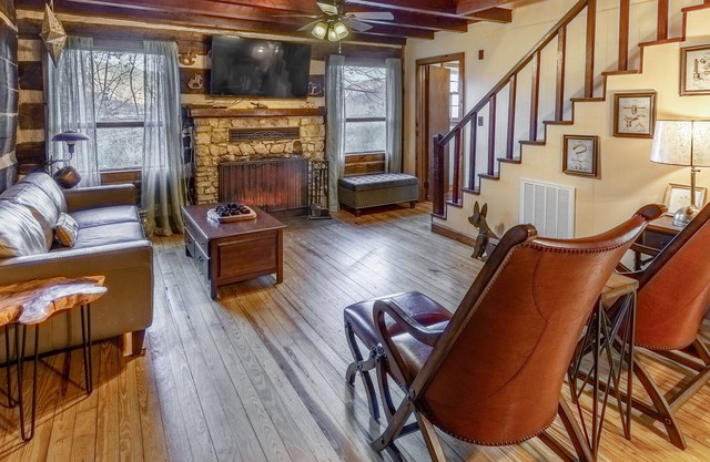Charming Log House - Ponds, Fireplace, AC, WiFi - Snowbird, Dog & Biker-Friendly