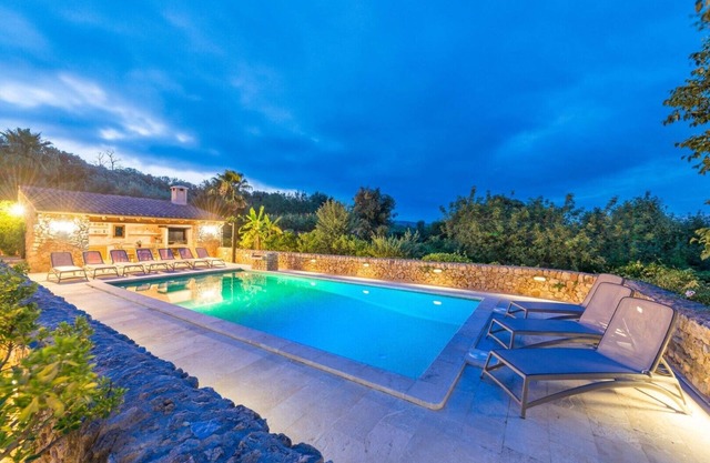 Charming luxury villa with large pool, free WiFi, in rural location