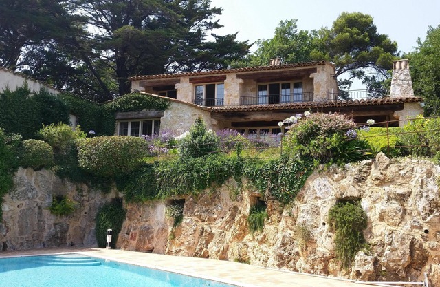 Charming, luxury villa in Biot, 4 bedrooms, sea view, large pool and garden.