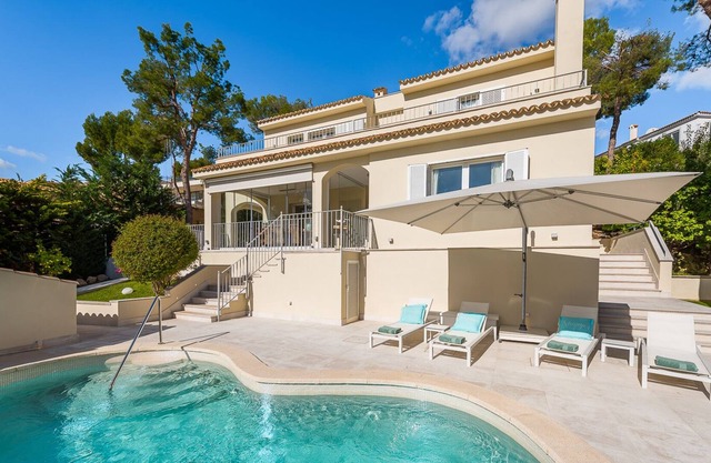 Charming, newly renovated villa for 6 people with pool and sea views