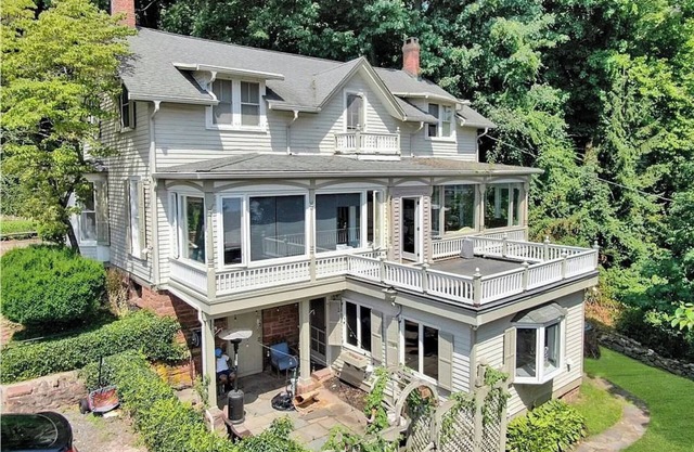 Charming, Nostalgic 4-bedroom Home w Tennis Court Overlooking Hudson River.