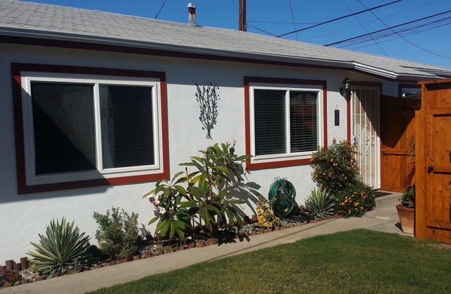 Charming Ocean Beach Bungalow 1.5 Blocks from Beach