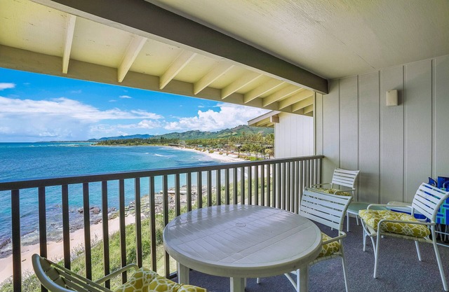 Charming Oceanfront Top Floor Condo at Wailua Bay with Stunning Views and Local Fisherman Sightings!