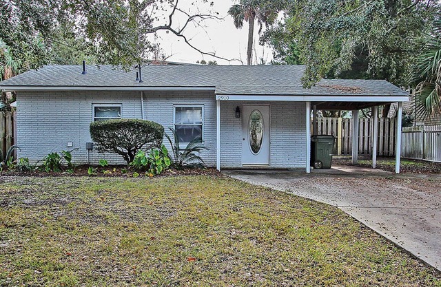 Charming Pet Friendly Home, fenced in back yard, Close to Beach!