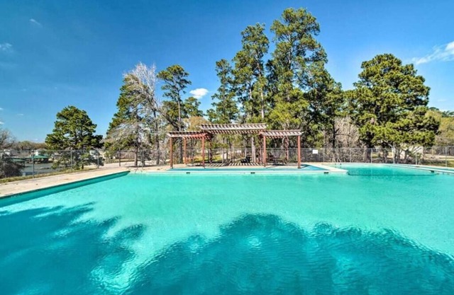 Charming Pet-Friendly Lake-Front House