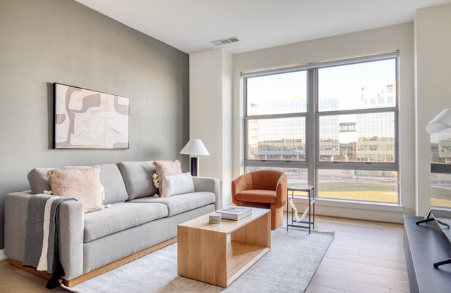 Charming Potomac Yard City 1BR w/W/D & Gym, nr Airport, by Blueground