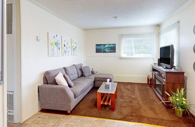 Charming & private dog-friendly corner home with kitchenette, W/D & board games