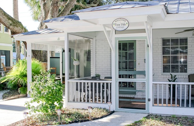 Charming Pura Vida Cottage! Pet Friendly! Great deck! Few blocks to Beach!