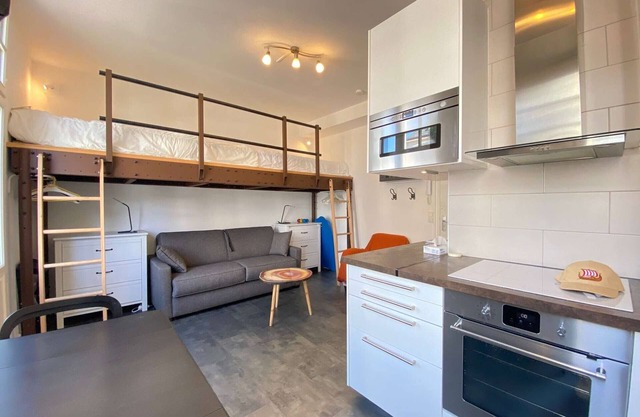 Charming Renovated Studio, Sleeps 4, Near Beach and Market