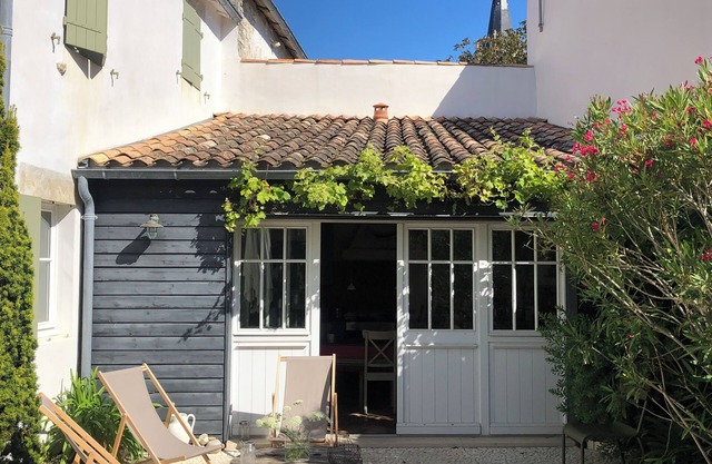 Charming residence in the heart of the village, 4 minutes' walk from the beach.