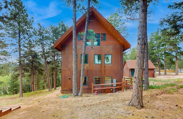 Charming retreat with modern comforts in serene views of Pike's Peak