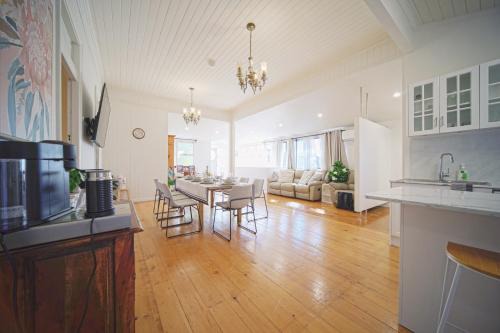 Charming Retro Retreat with Cozy Nights and Sweet Treats close to PA