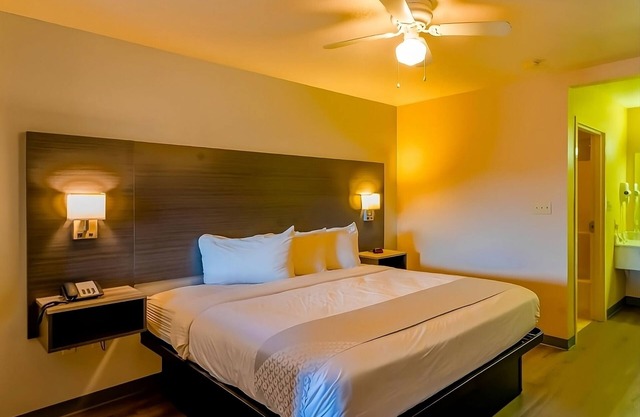 Charming Room beside La Terraza Grill with Pool Access and Free Breakfast