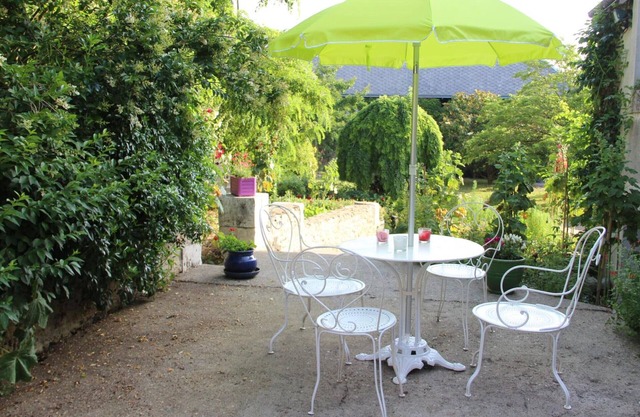 Charming Rural Retreat: 2-Bedroom Cottage, Gardens, Forest Nearby, Kayaking, Near Loire Castles