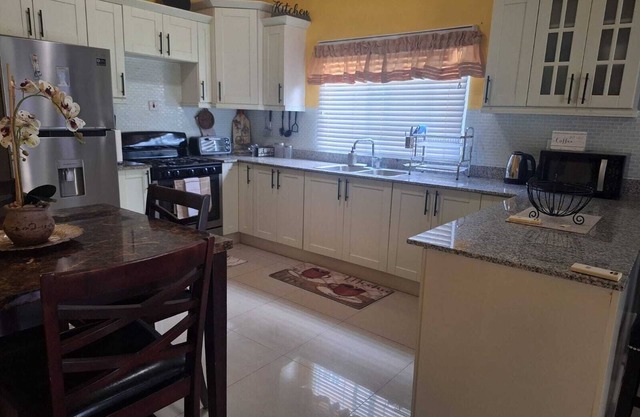 Charming sanctuary in the picturesque Caymanas Estates area.